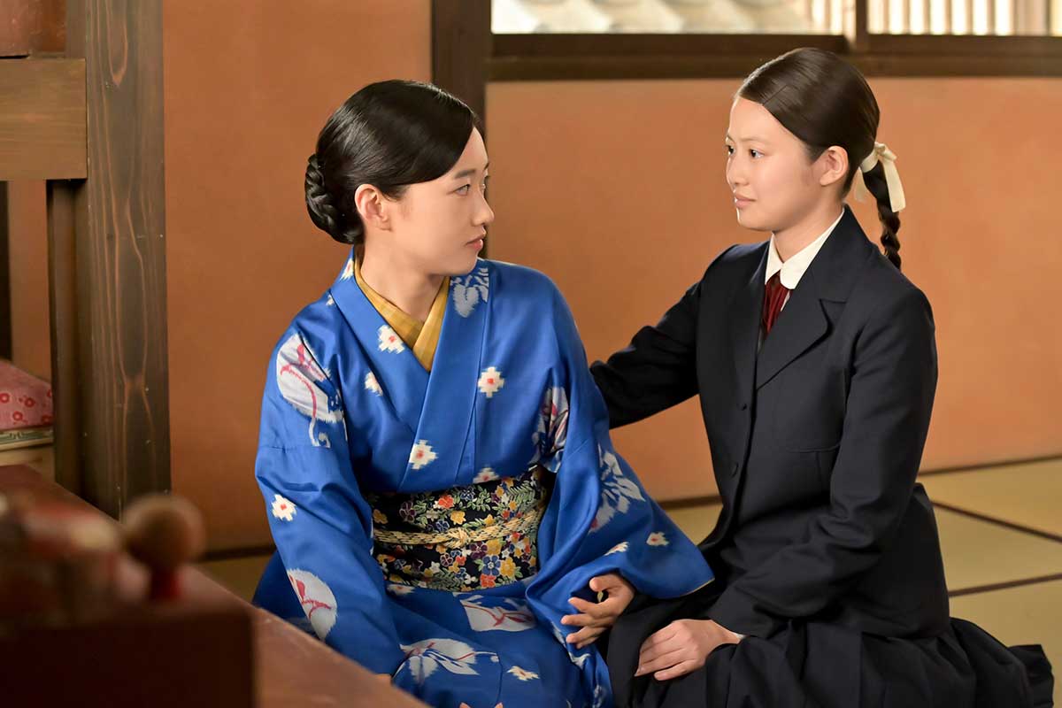 蘭子(左=河合優実)と話すのぶ(今田美桜)【写真:(C)NHK】