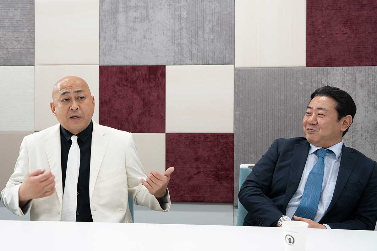 50歳を過ぎて20キロ太ったという長谷川と、禁煙中の渡辺【写真:増田美咲】
