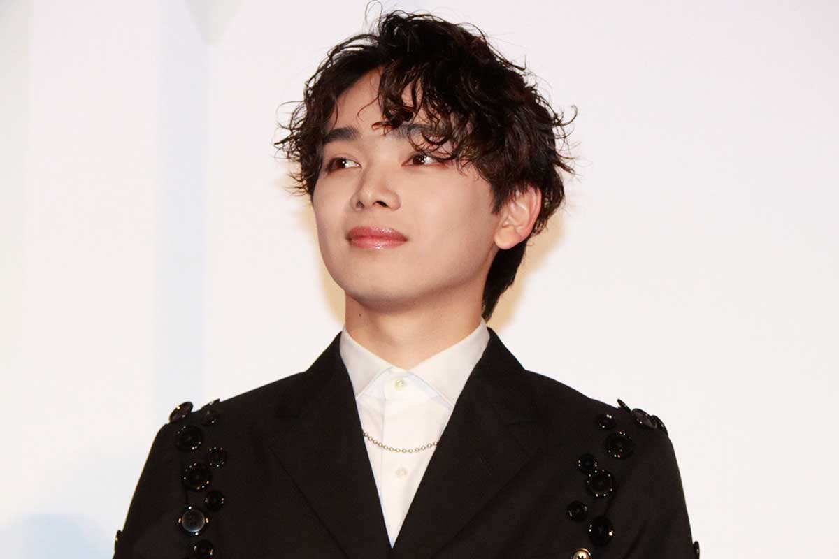 「だれかと思った」　イケメン俳優が空港で…乗り継ぎ待ちが怪しすぎる宮世琉弥に「なにしてんの爆笑」「シュールすぎるw」