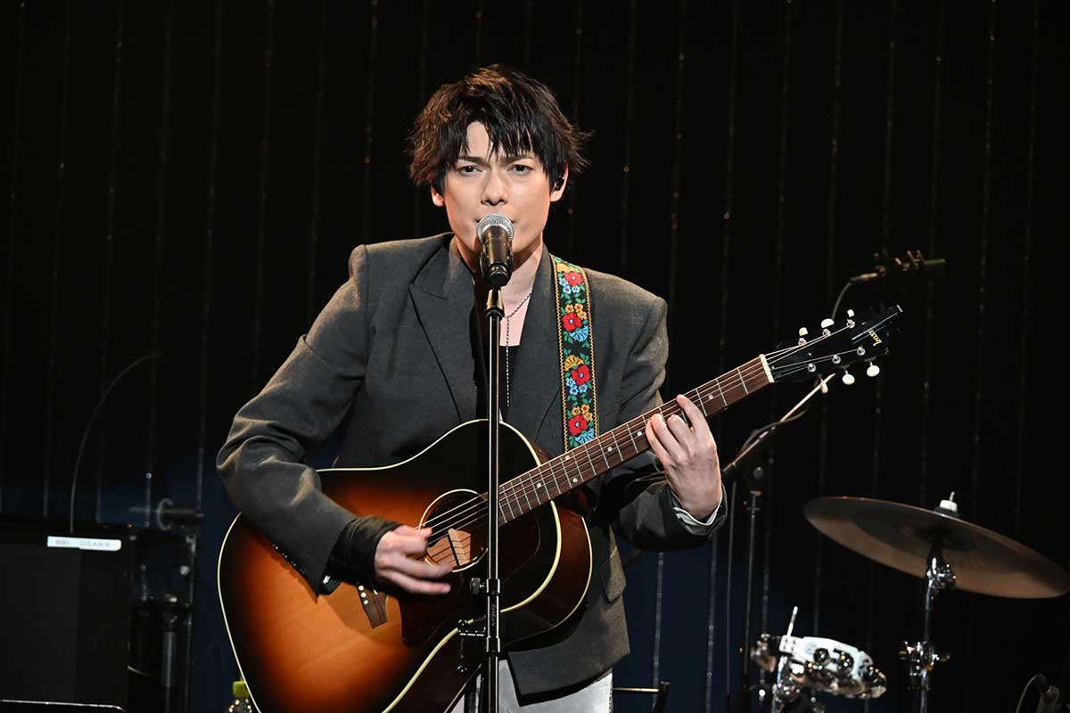 俳優デビュー10周年記念ライブを行った崎山つばさ