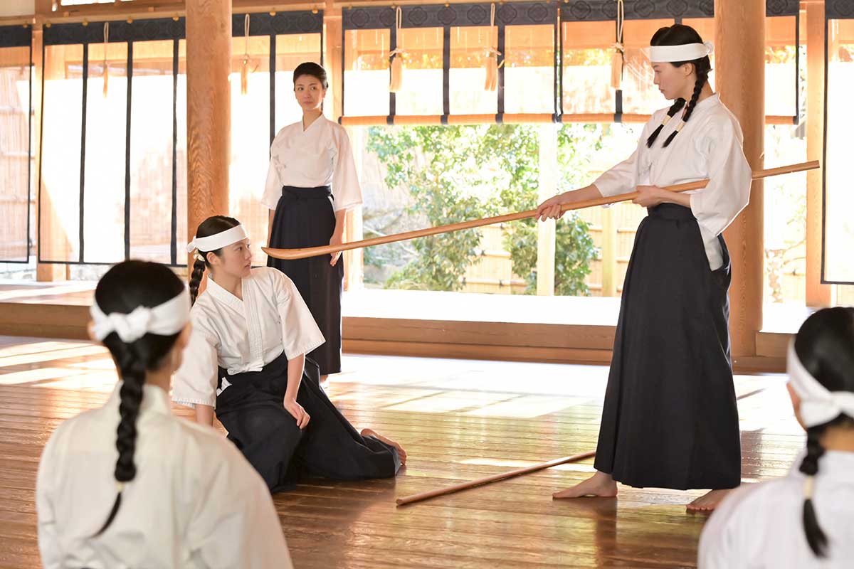 のぶ(左=今田美桜)と薙刀で試合をしたうさ子(志田彩良)【写真:(C)NHK】