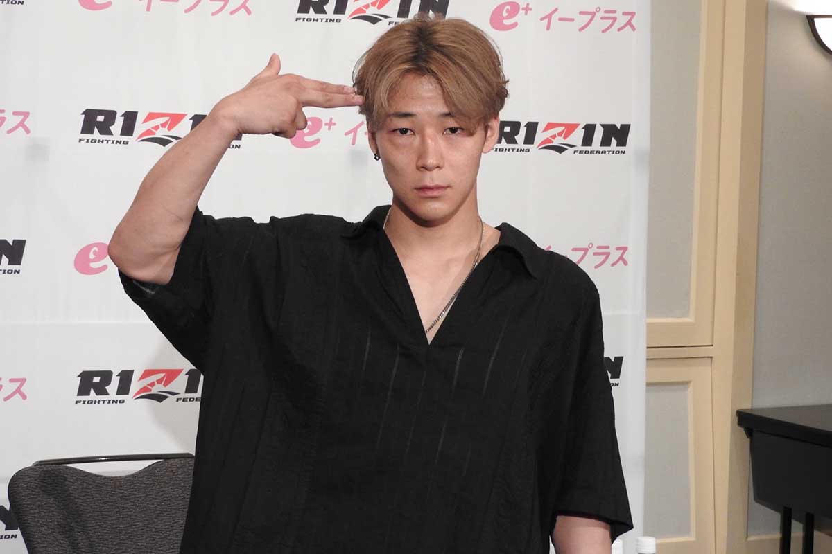 会見に登壇したウザ強ヨシヤ【写真:ENCOUNT編集部】