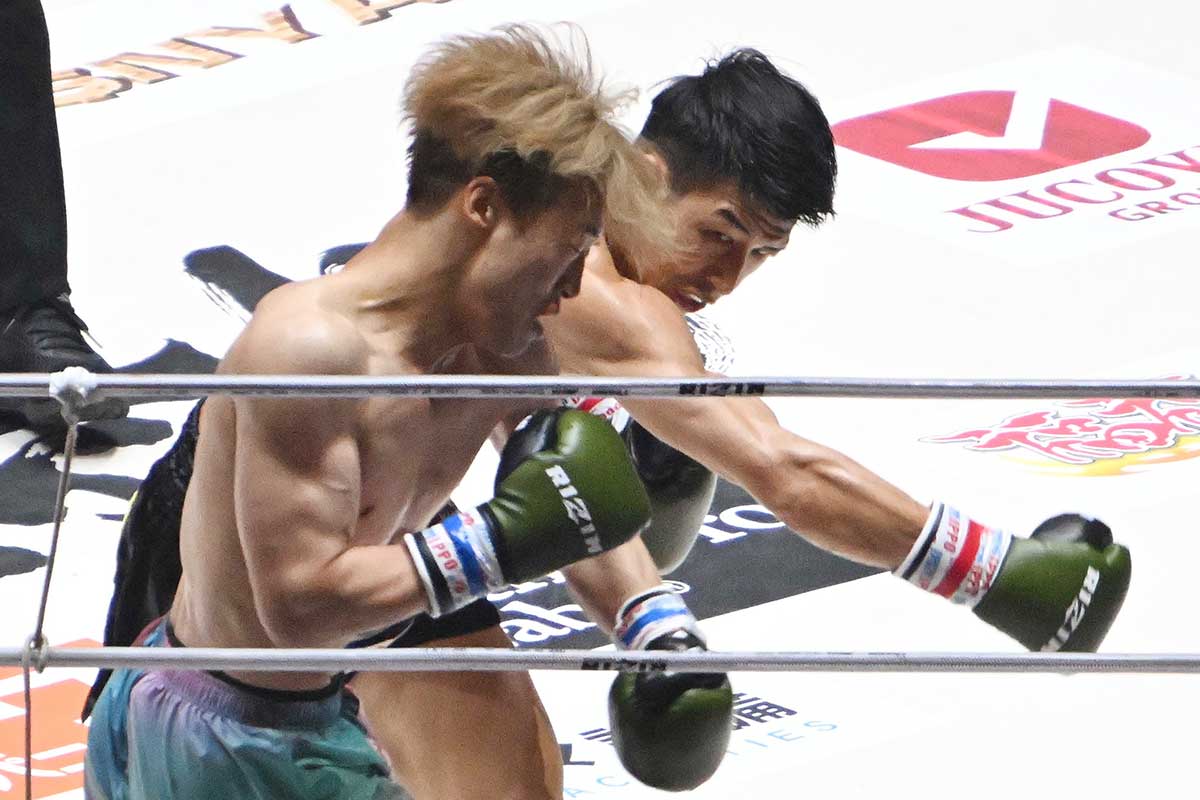 ウザ強ヨシヤ(左)が朝久泰央に敗戦【写真:徳原隆元】