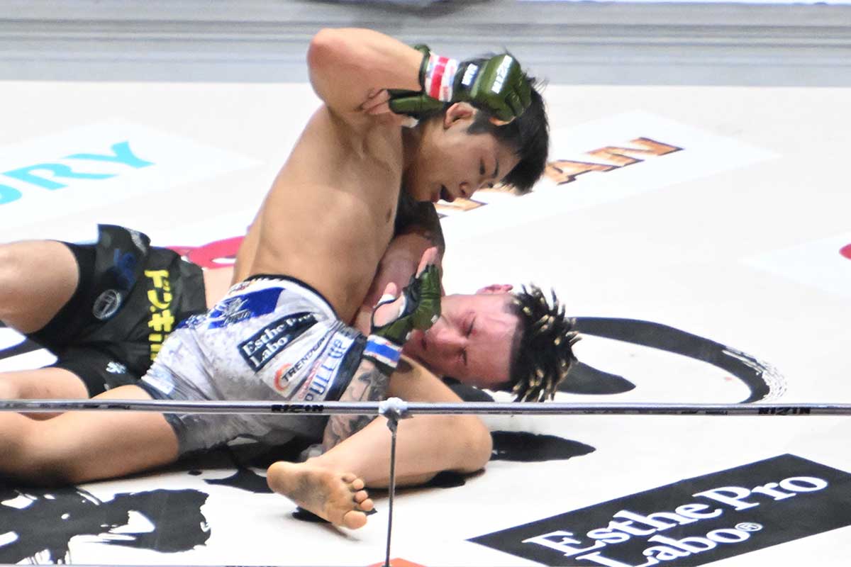 MMA初挑戦の篠塚辰樹(下)はヒロヤに悔しいKO負け【写真:徳原隆元】