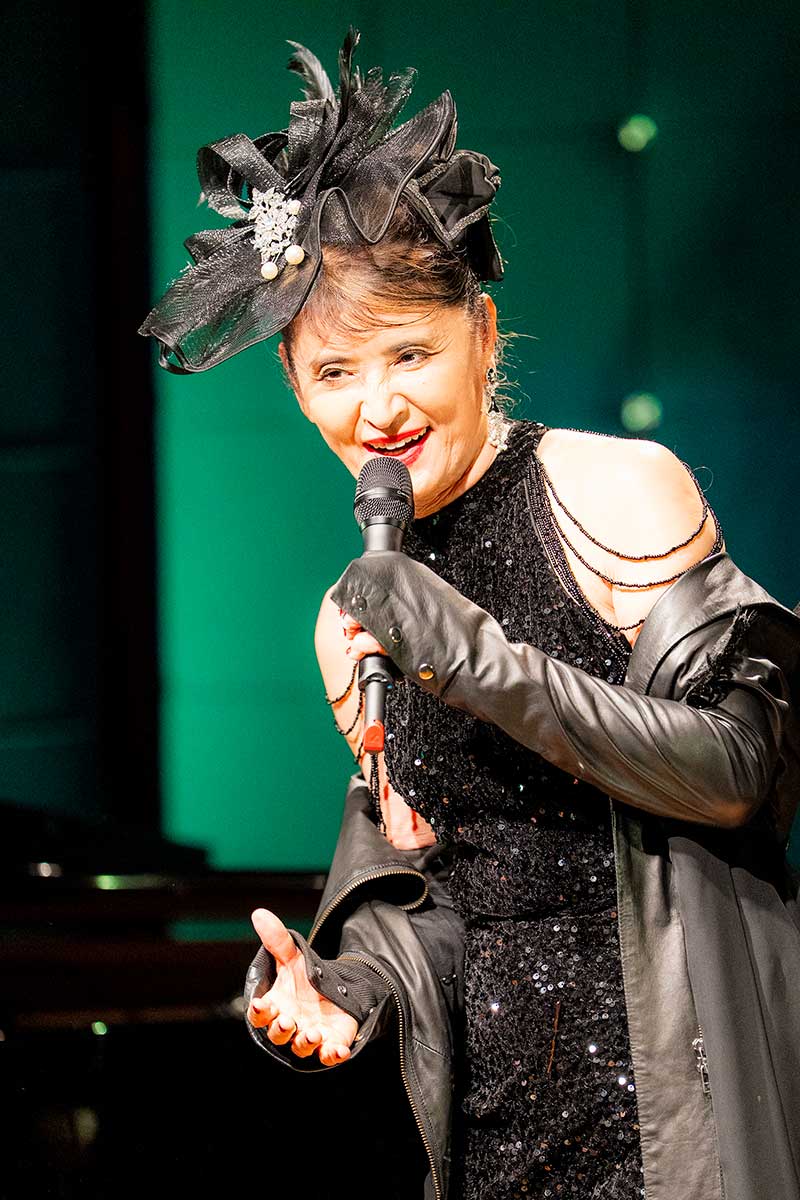 シャンソン歌手を目指した理由も明かした【写真:西岡浩記】