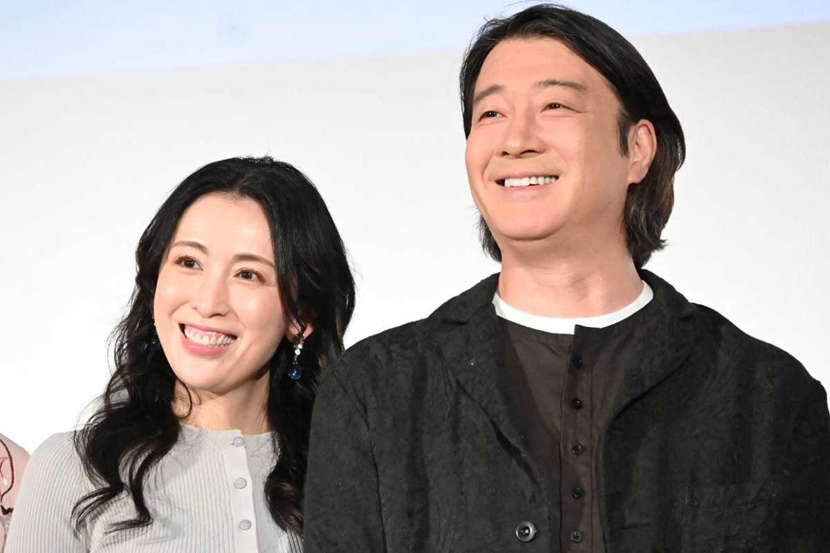 完成披露舞台あいさつに登壇した雛形あきこ(左)と極楽とんぼの加藤浩次【写真:ENCOUNT編集部】