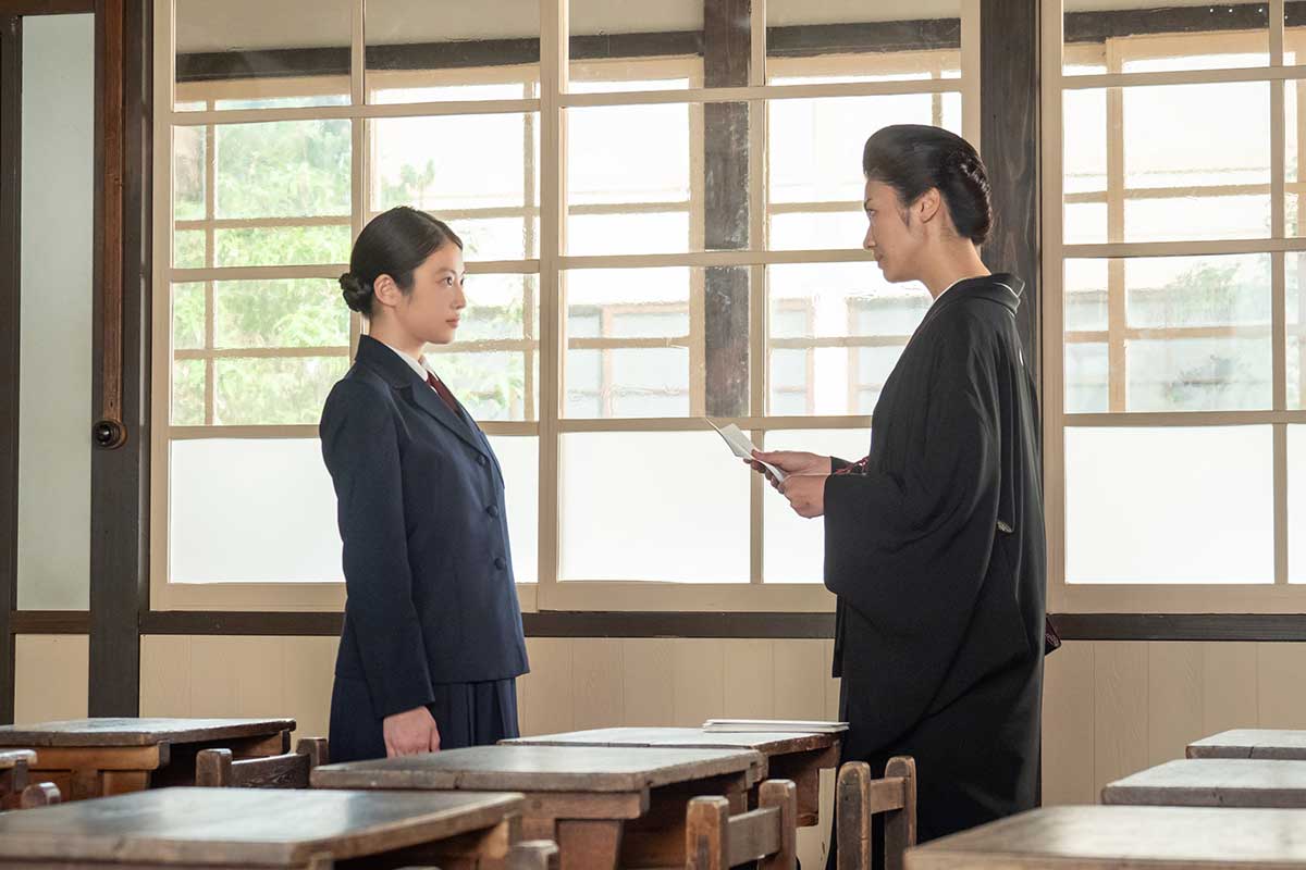 黒井(右=瀧内公美)と話すのぶ(今田美桜)【写真:(C)NHK】