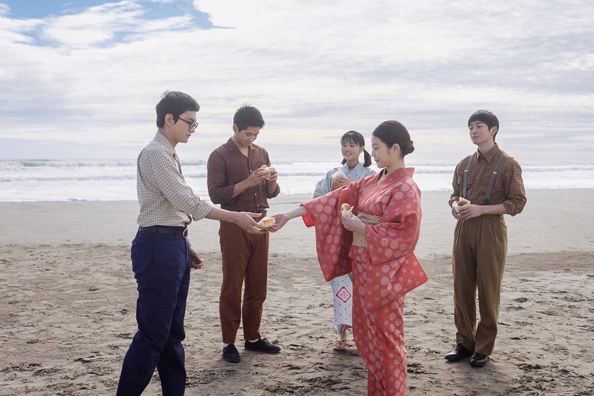 海で会った嵩(左=北村匠海)とのぶ(今田美桜)【写真:(C)NHK】