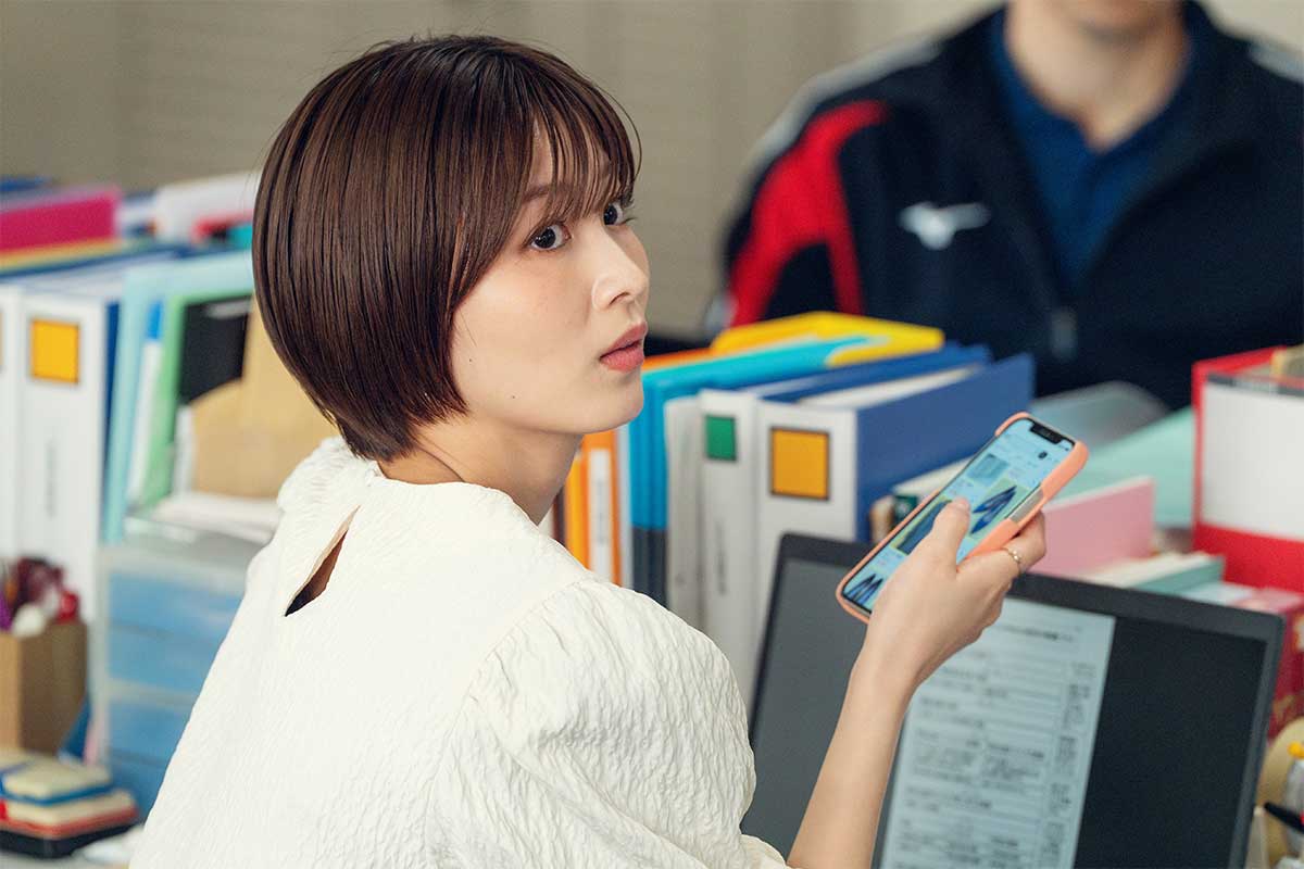 今どき女子な英語教師・林聖羅を演じる岡崎紗絵【写真:(C)日本テレビ】