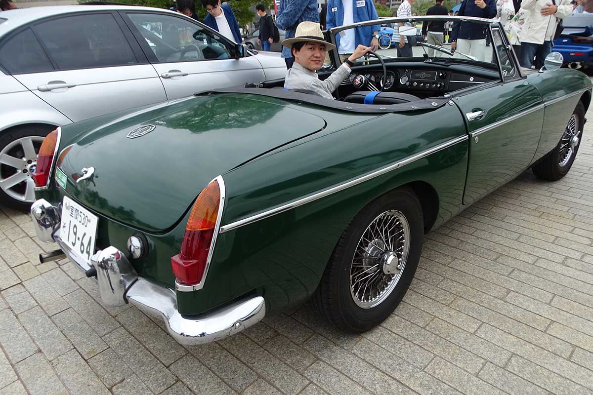 自慢のオープンカーで笑顔を浮かべるオーナーの江川さん【写真:ENCOUNT編集部】