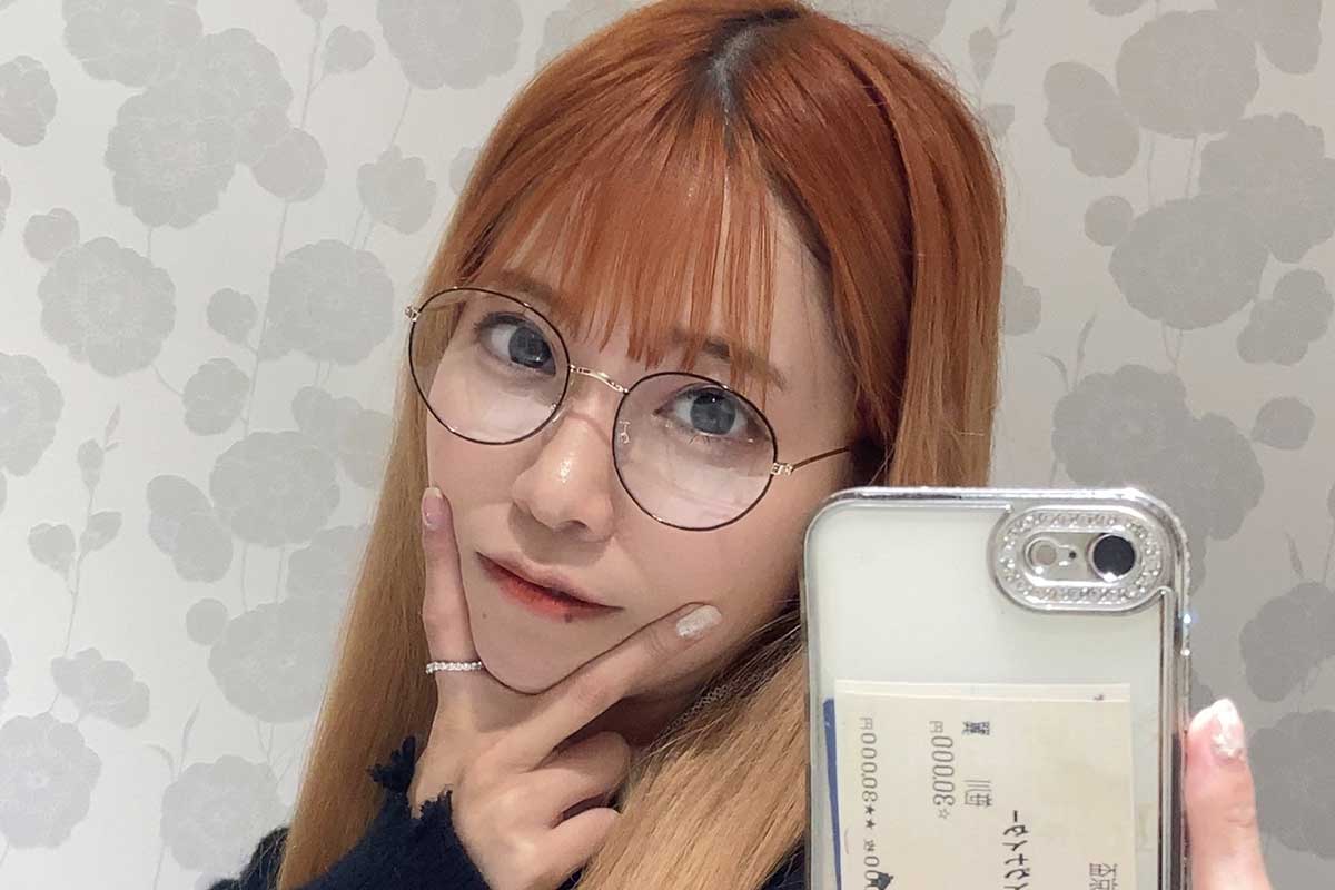 スマホに“3万円馬券”　亜咲花の自撮りにファン「ごつい馬券だなw」「馬券の存在感」