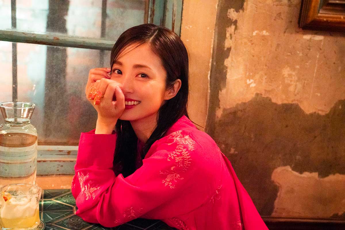 上戸彩にとって15年ぶりの写真集が発売される