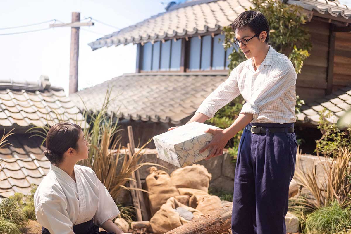 空き地で会ったのぶ(今田美桜)と嵩(北村匠海)【写真:(C)NHK】