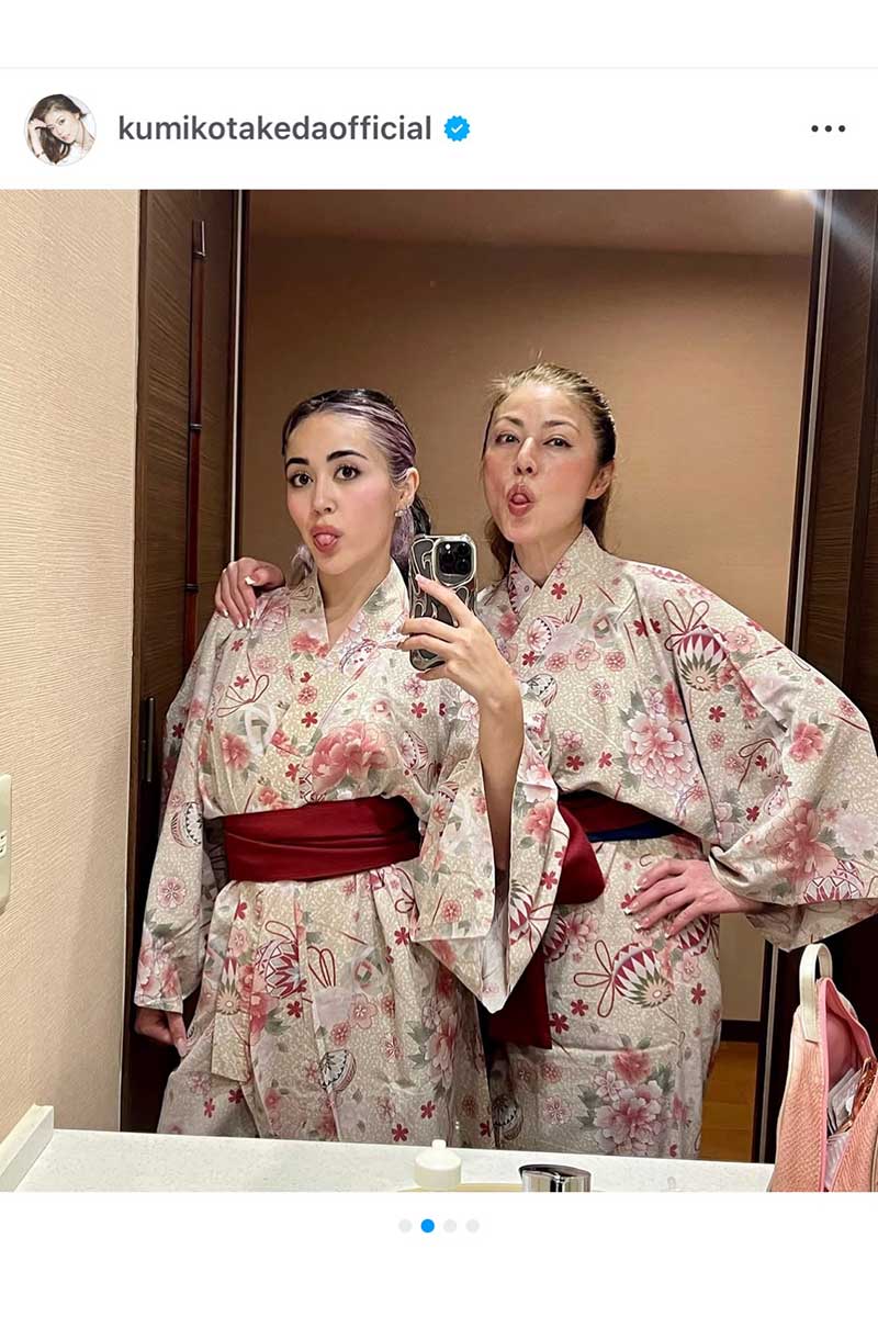 武田久美子(右)【写真:インスタグラム(@kumikotakedaofficial)より】