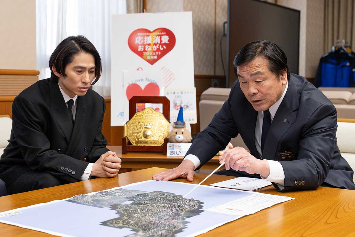石川県庁を訪れた三宅健(左)