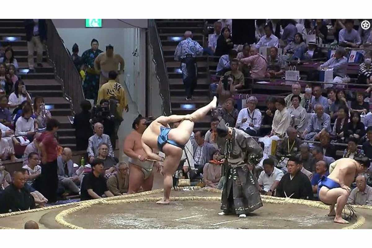 “美四股”越しの横顔が話題に【写真:(C)AbemaTV, Inc.】