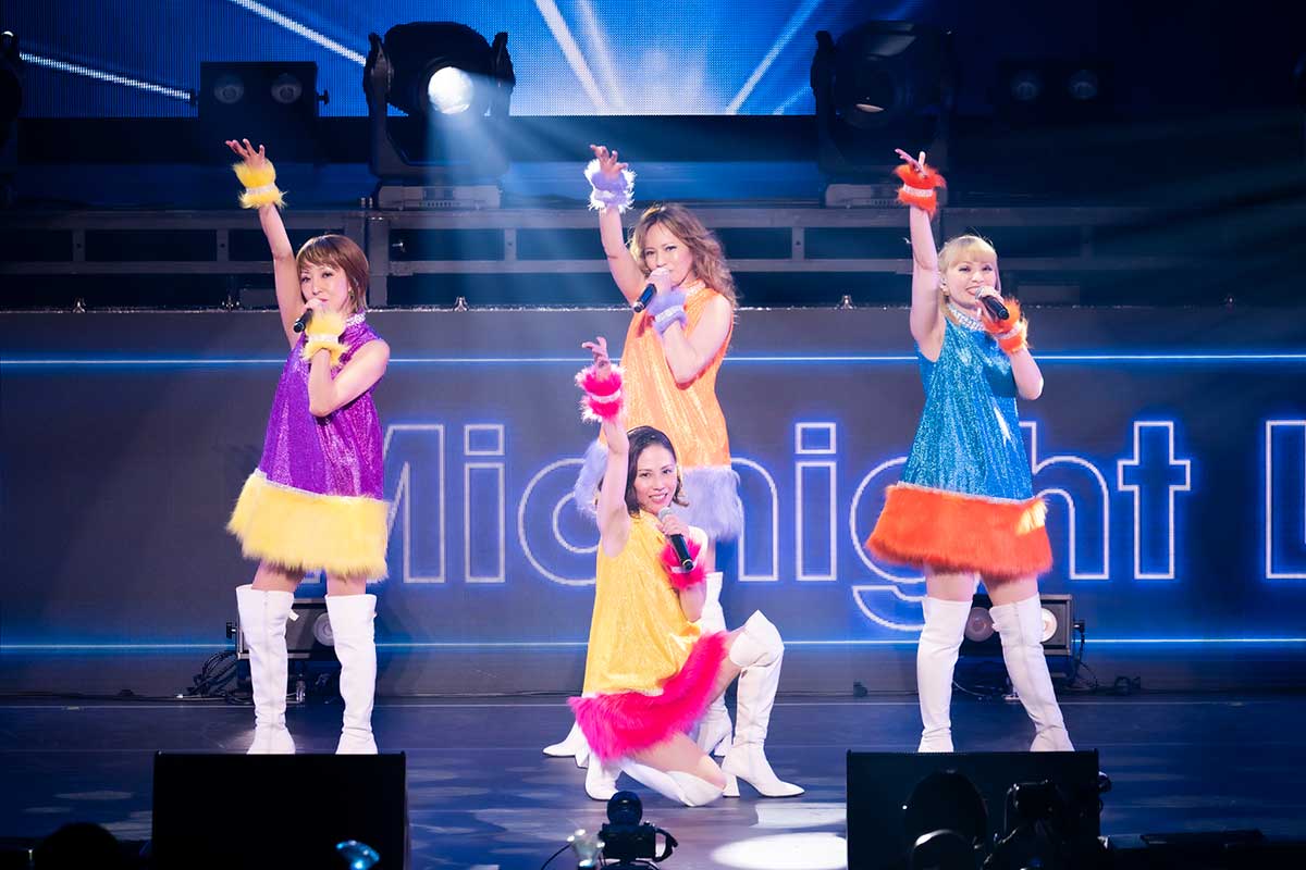 華やかな衣装で登場し会場を沸かせた【写真:田中聖太郎】