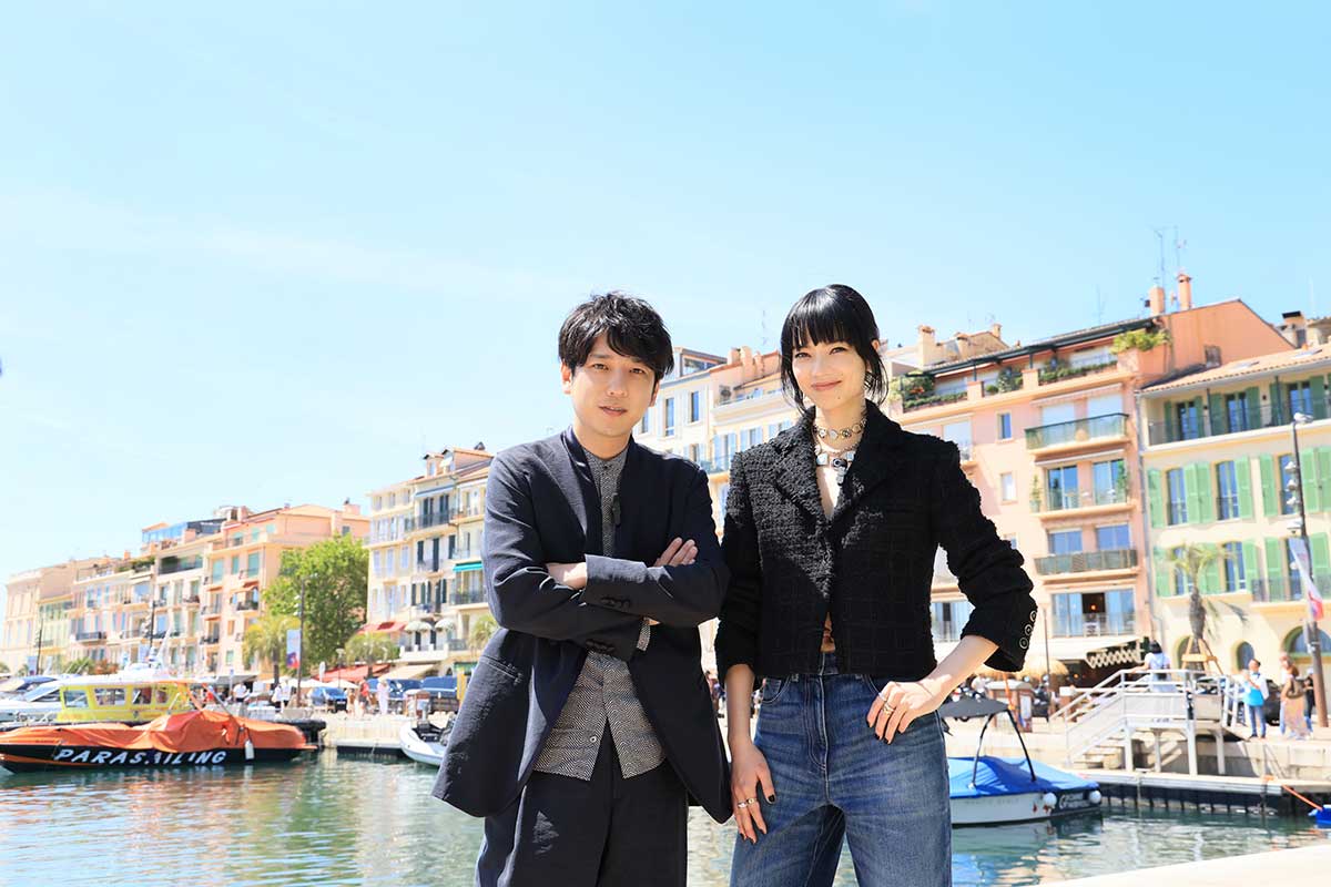 二宮和也(左)と小松菜奈【写真:(C)2025 映画「8番出口」製作委員会】