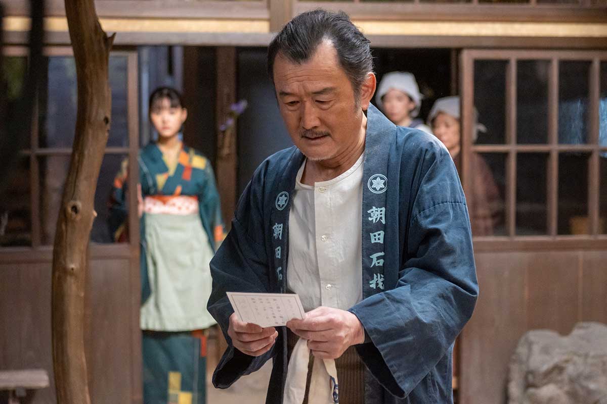 報せを見る釜次(吉田鋼太郎)【写真:(C)NHK】