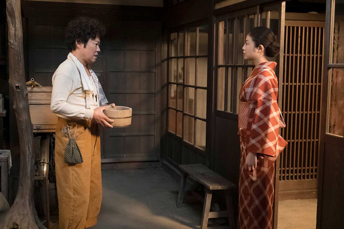 のぶ(今田美桜)と話す草吉【写真:(C)NHK】