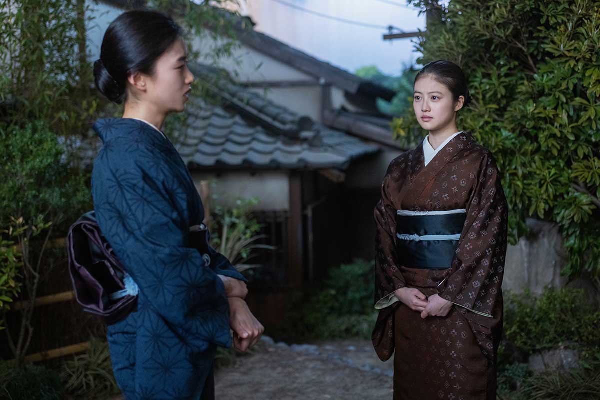 のぶ(右=今田美桜)と話す蘭子(河合優実)【写真:(C)NHK】