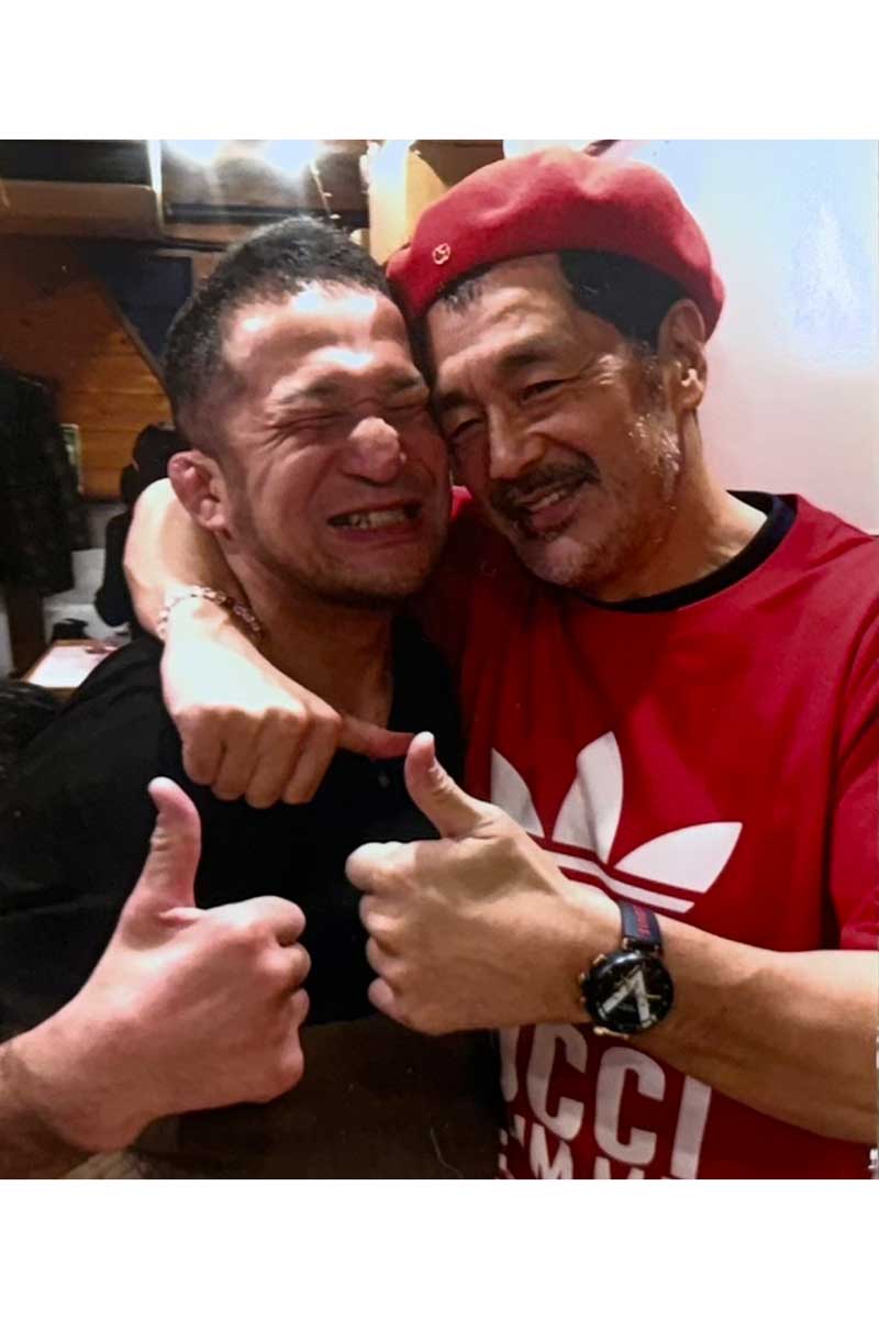 “U好き”の中村大介の宝のひとつ、東京・用賀にある市屋苑で実現した髙田延彦とのツーショット写真
