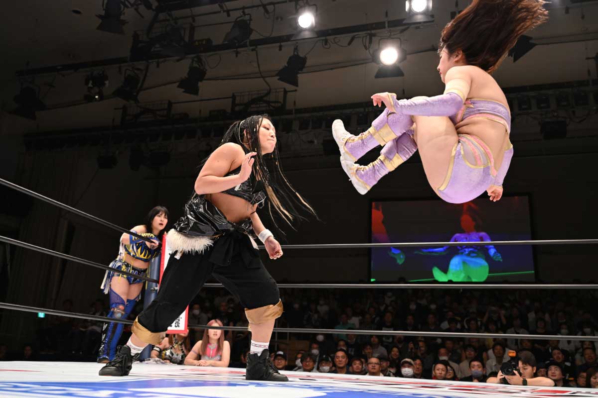 姫こだわりの正面跳びドロップキック【写真:(C)スターダム】