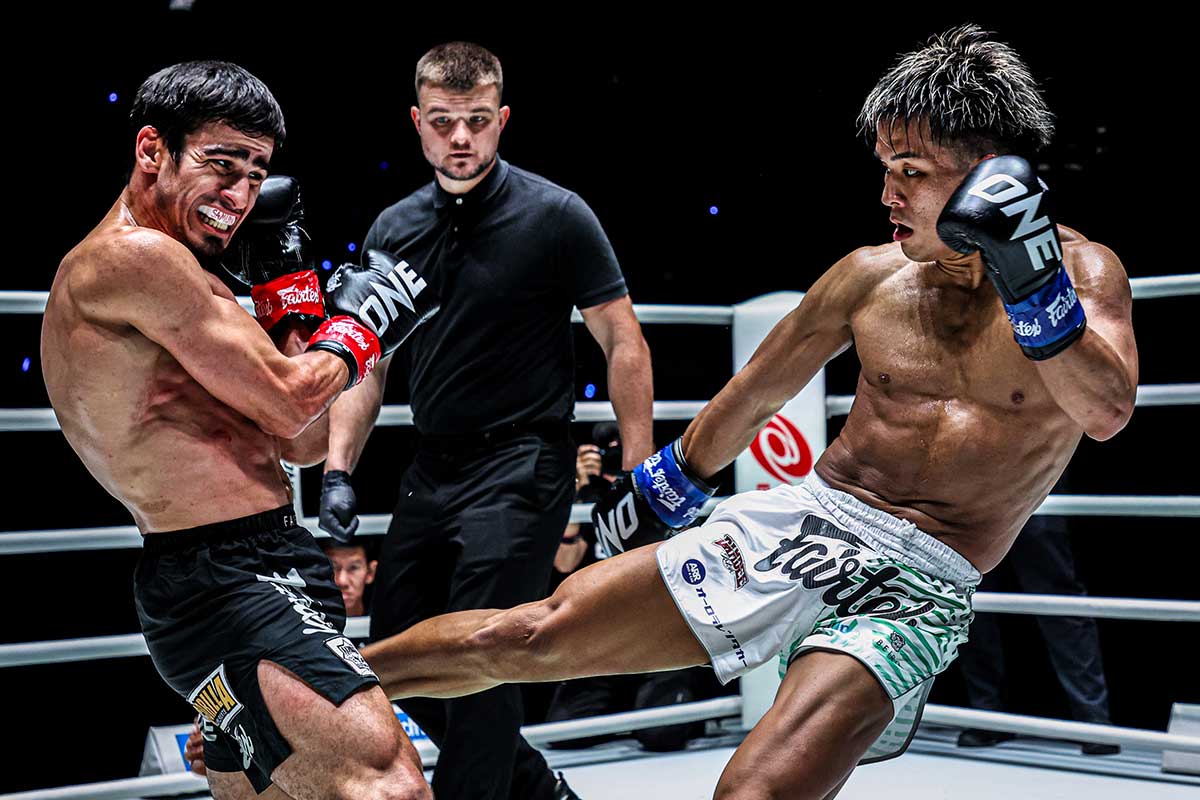 判定勝ちした与座優貴(右)【写真:(C) ONE Championship】