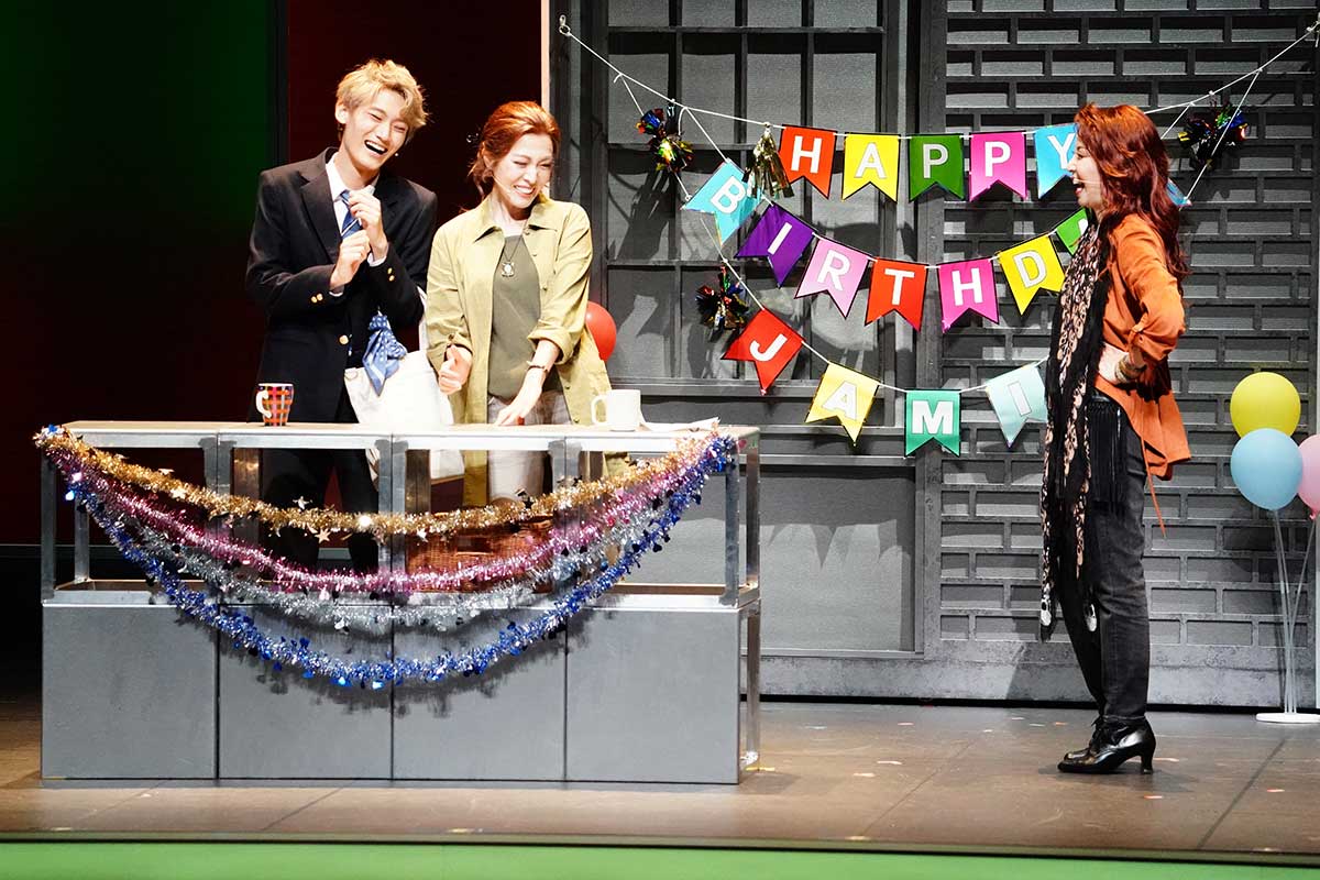 2021年、日本初演の『ジェイミー』でマーガレット・ニュー役を演じた安蘭けい(左から2人目)