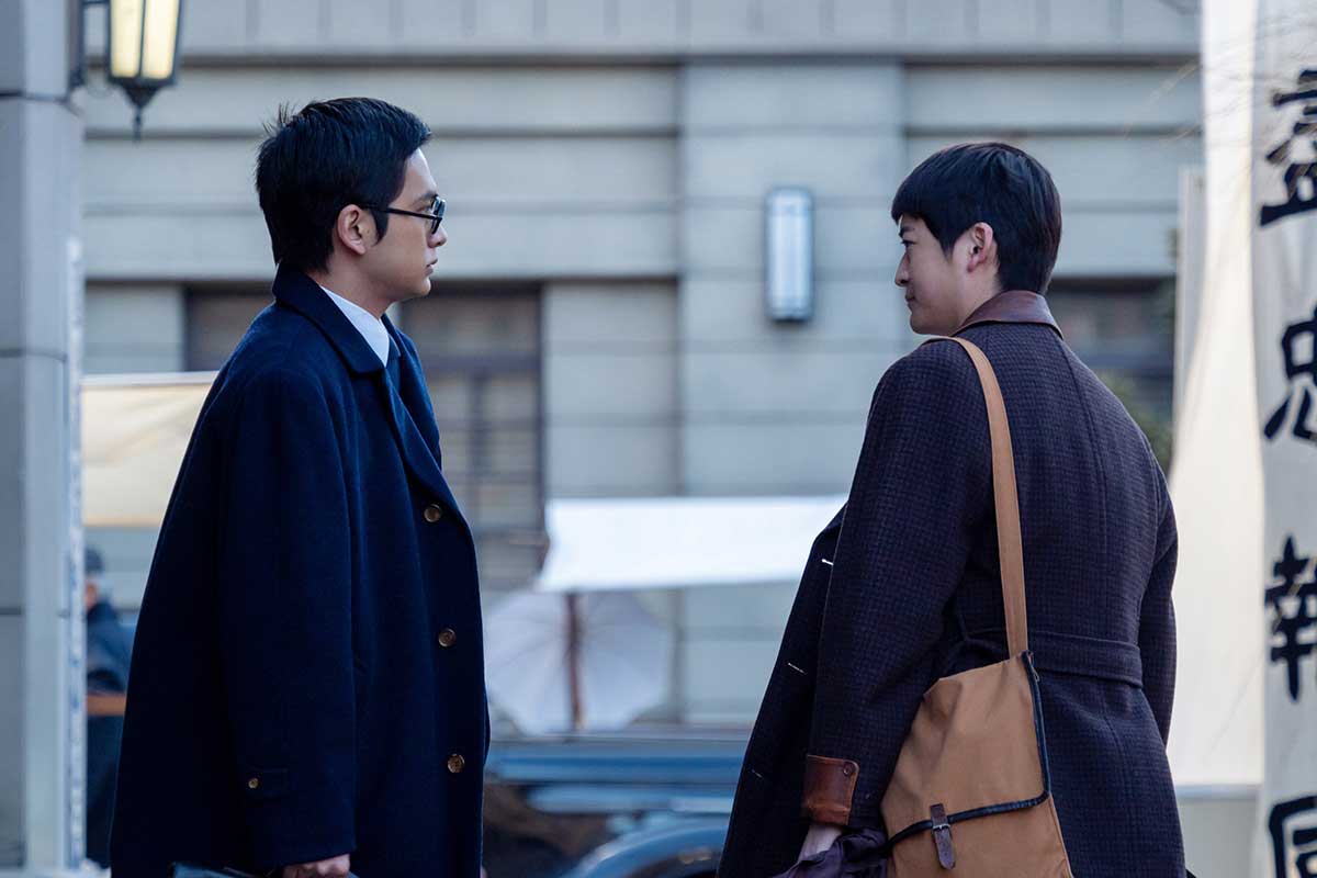 健太郎(右=高橋文哉)と話す嵩(北村匠海)【写真:(C)NHK】