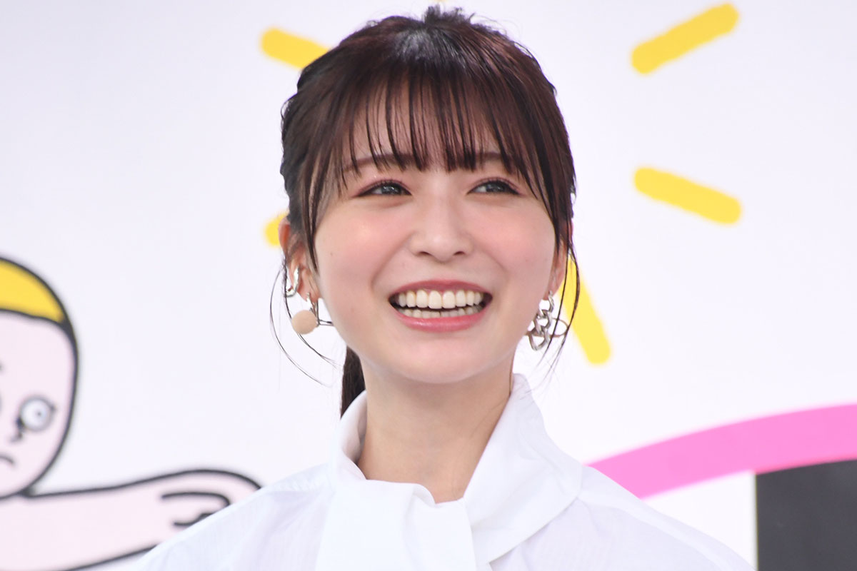 長濱ねる、ぴったりキャミでおヘソ見せ　ポーズにファンくぎ付け「それにしか目がいかない」