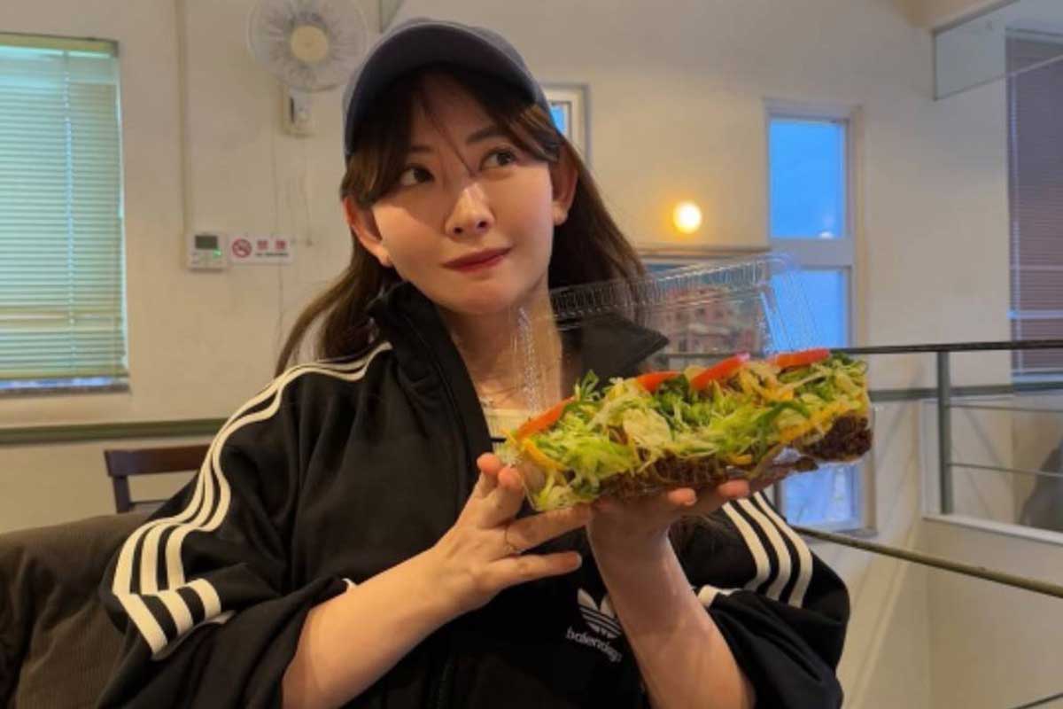 小嶋陽菜が「社員旅行」報告　“おそろいコーデ”に反響「皆超可愛い！」「やばいメンツ」