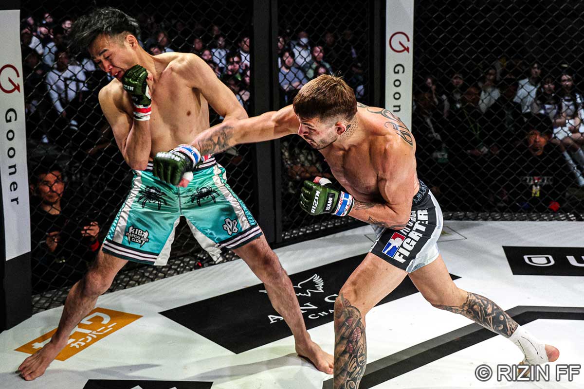 1R・KOしたジョニー・ケース(右)【写真:(C)RIZIN FF】