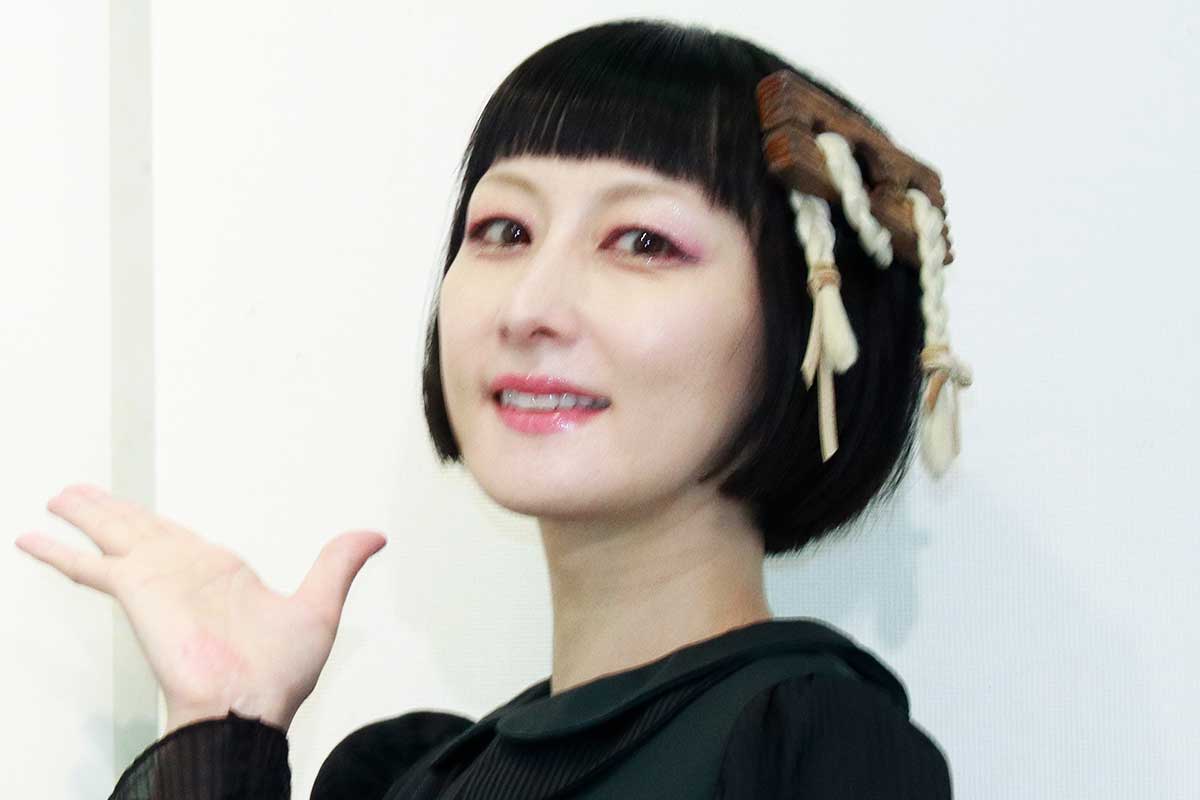 鳥居みゆき、世界禁煙デーに大量のタバコ「一服しながら考えよ」　投稿が話題「凄い量」