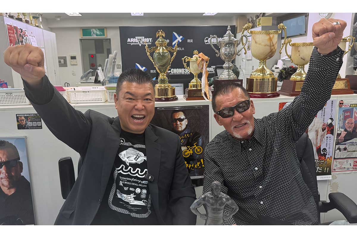 初対談は、師匠・A猪木譲りのダー！のポーズを披露した小川直也（左）と蝶野正洋