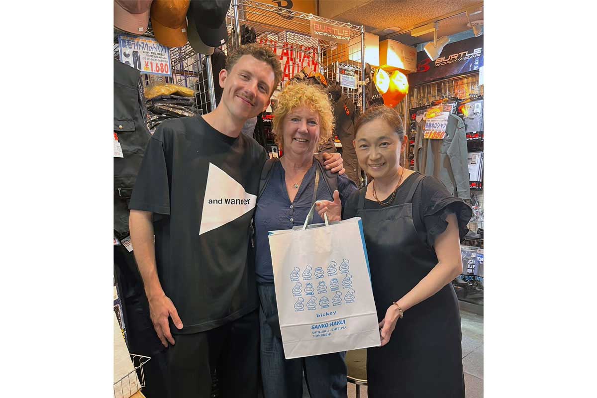 渋谷店ではオランダ人親子がお買い物【写真:株式会社三光白衣提供】