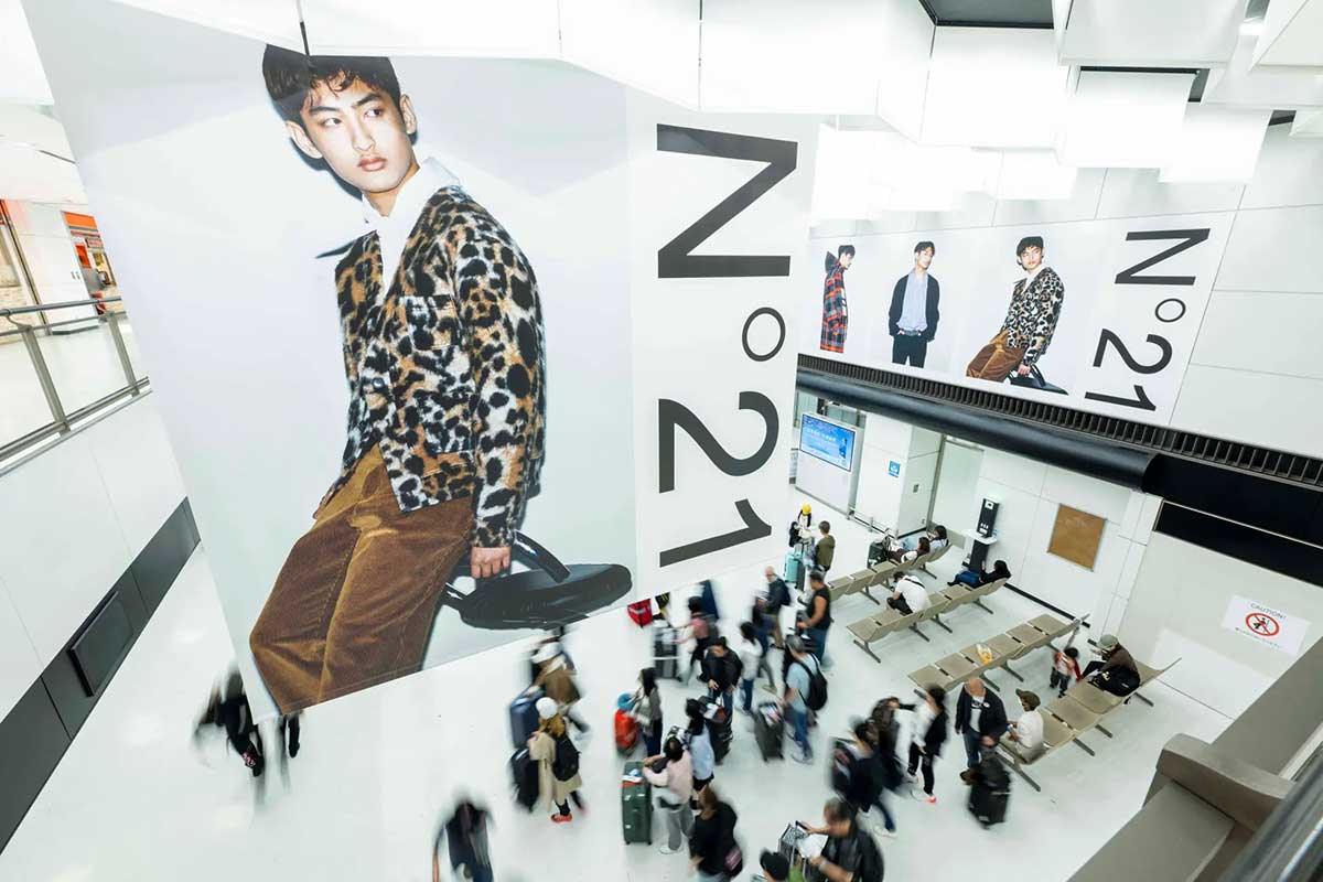 道休蓮を起用したN21の広告ビジュアルが成田空港に