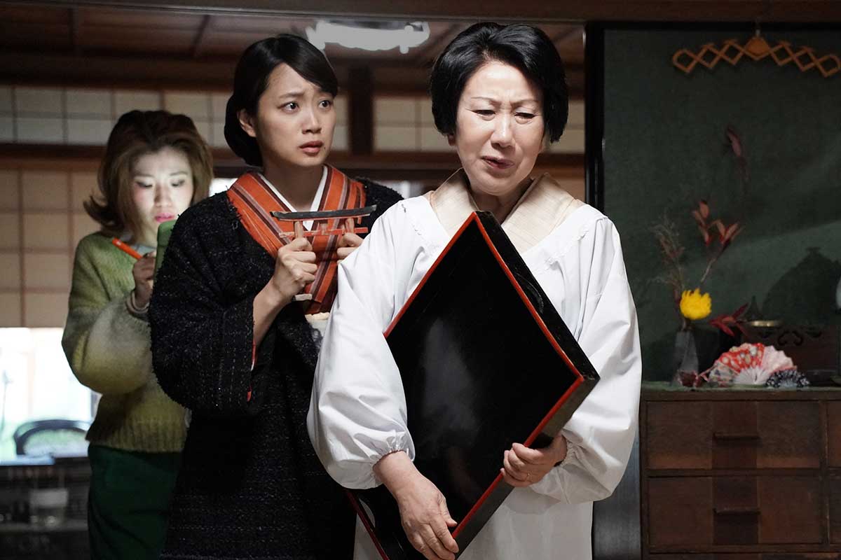 深川が演じる澁澤まどか(中央)は老舗の危機にいてもたってもいられなくなり、つい鳥居を持っていき…【写真:(C)2025「ぶぶ漬けどうどす」製作委員会】