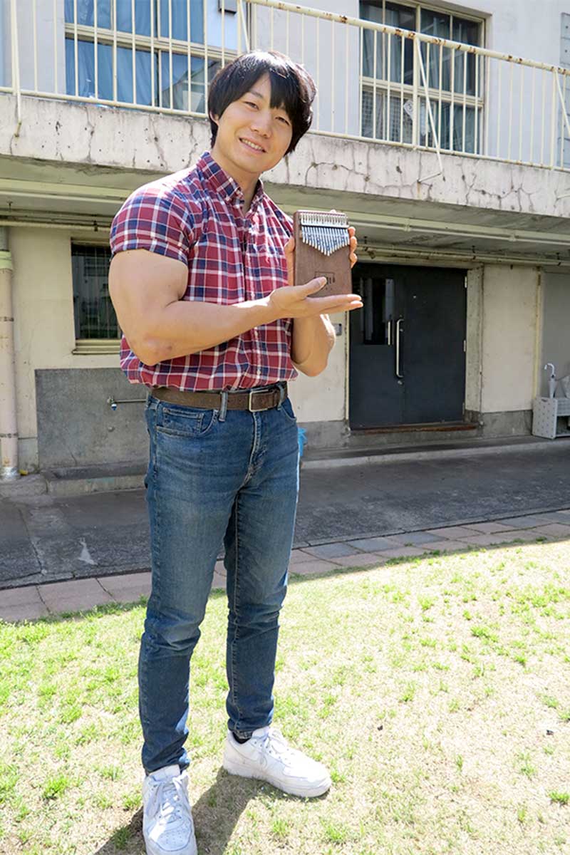 得意の楽器カリンバを紹介「筋トレと同じくらい心が穏やかになる」【写真:ENCOUNT編集部】