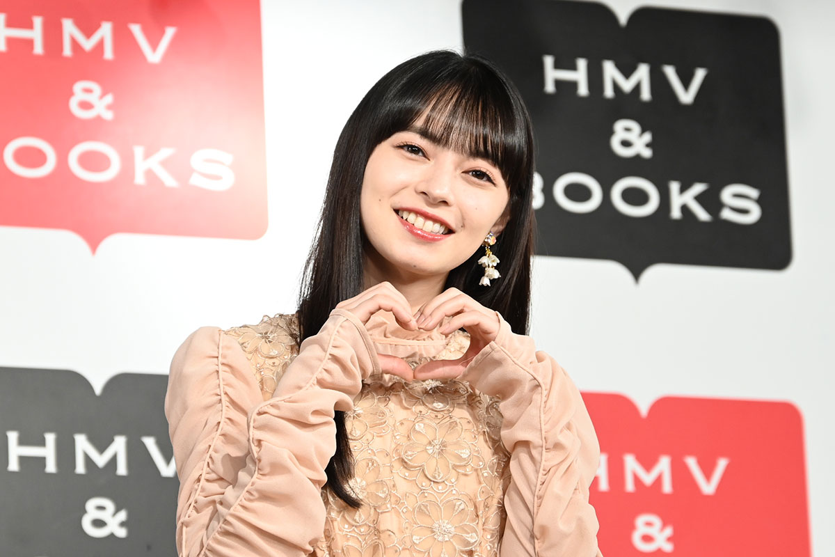 囲み取材に応じたアンジュルムの上國料萌衣【写真:ENCOUNT編集部】