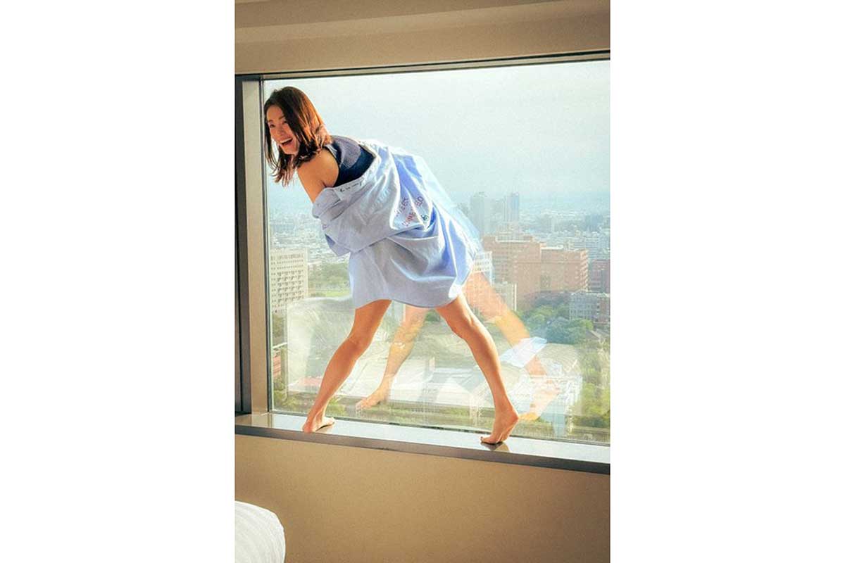 39歳・上戸彩の腹筋に「すげーな」　スポーツウエア着用の写真集オフショに「3人のママと思えない！」