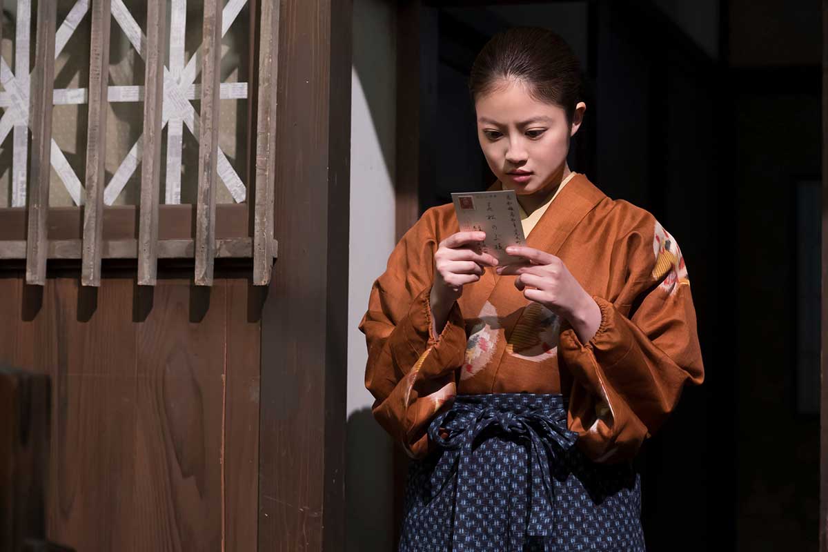 便りを手にするのぶ(今田美桜)【写真:(C)NHK】