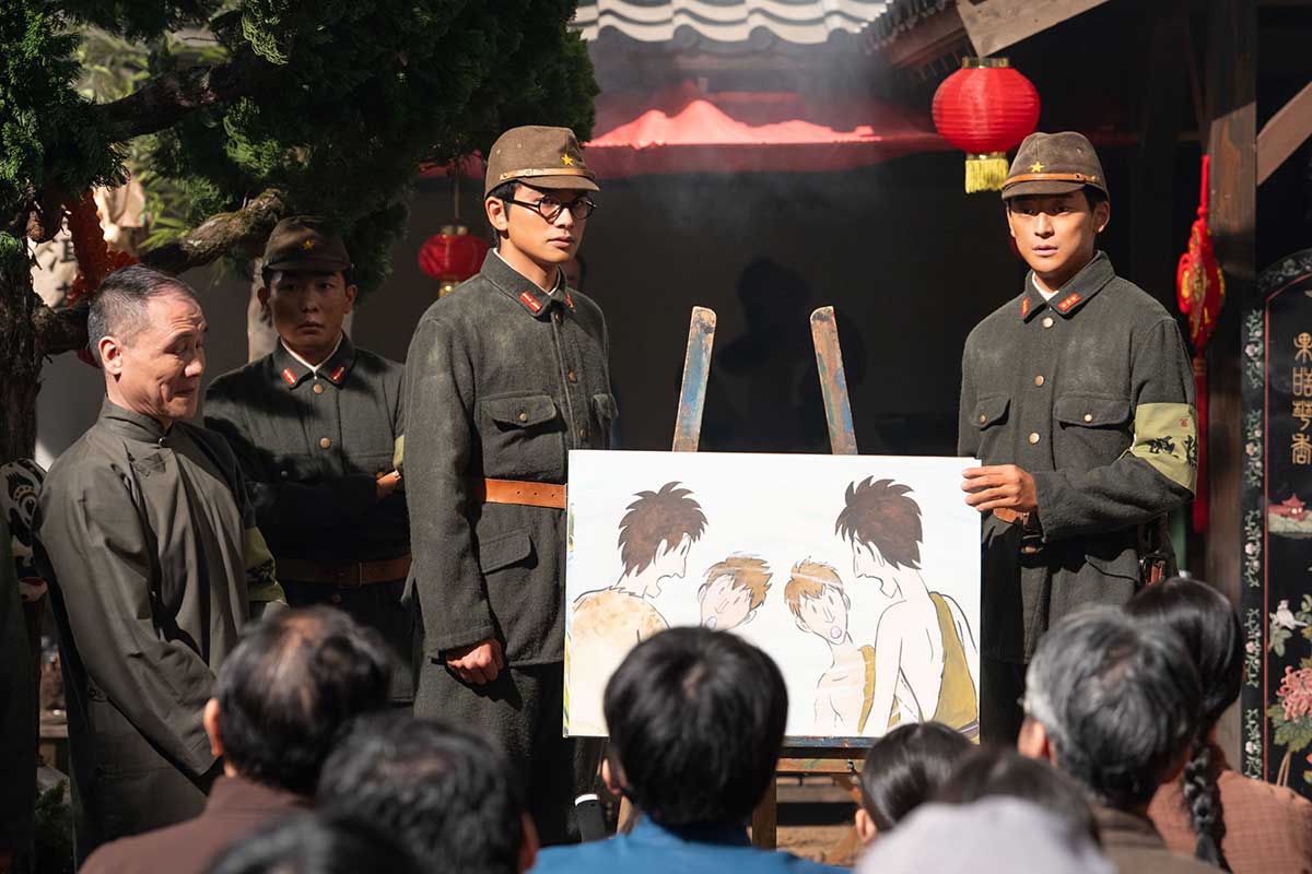 紙芝居をする嵩(左=北村匠海)と健太郎(高橋文哉)【写真:(C)NHK】
