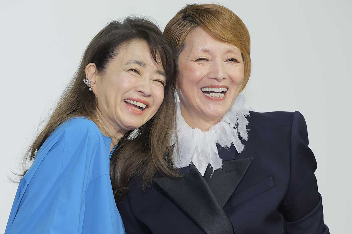 会見に登壇した風吹ジュン(左)と夏木マリ【写真:ENCOUNT編集部】