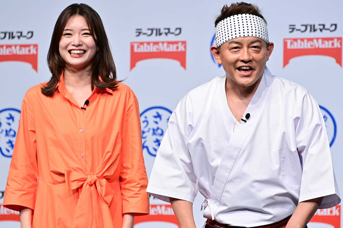 PRイベントに出席した蜂谷晏海(左)とスピードワゴンの井戸田潤【写真:ENCOUNT編集部】