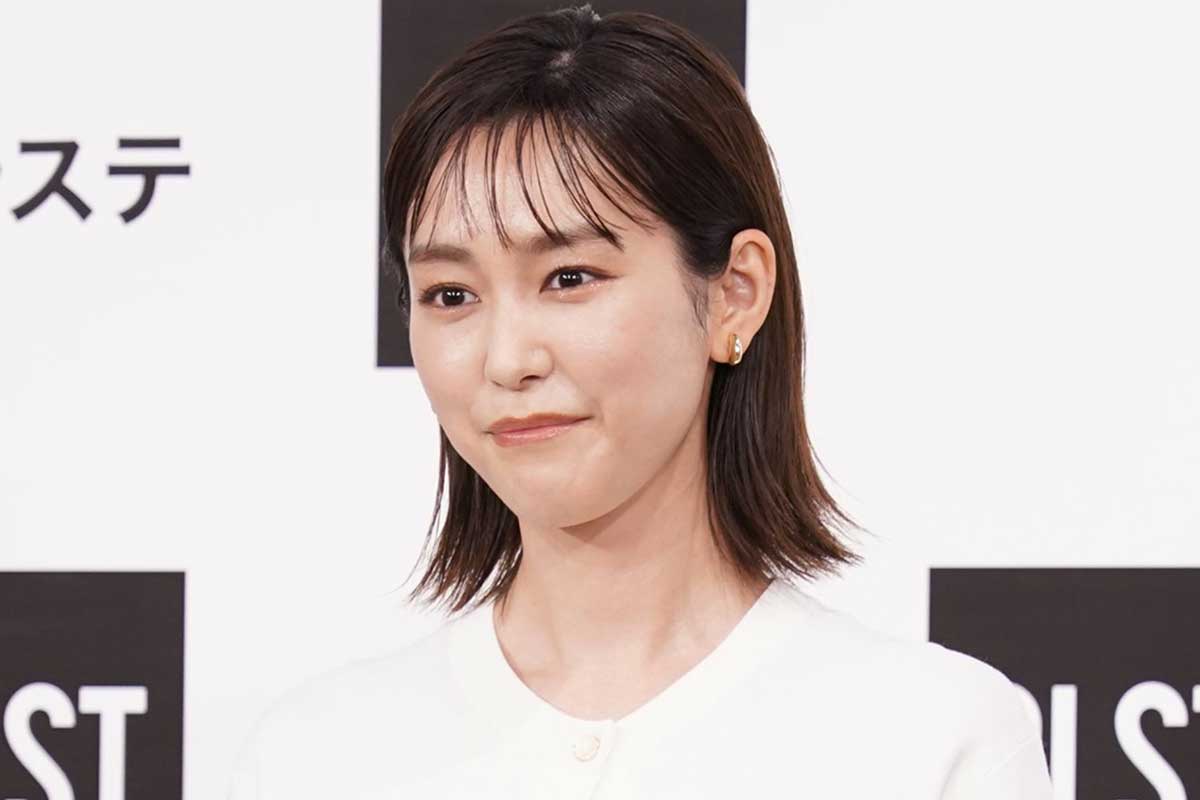 桐谷美玲、メガネ×レインブーツ×セットアップの“雨コーデ”に「めっちゃかわいい」絶賛相次ぐ