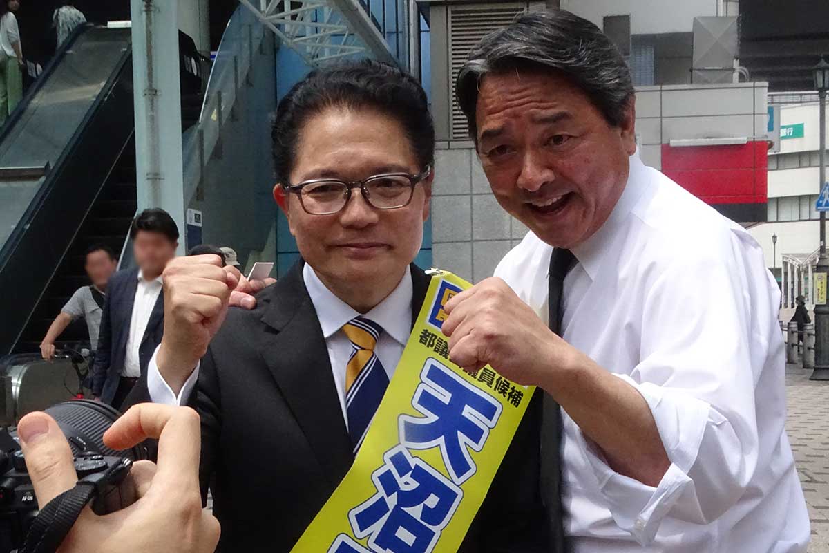 国民民主党公認の天沼浩候補(左)と榛葉賀津也幹事長【写真:ENCOUNT編集部】