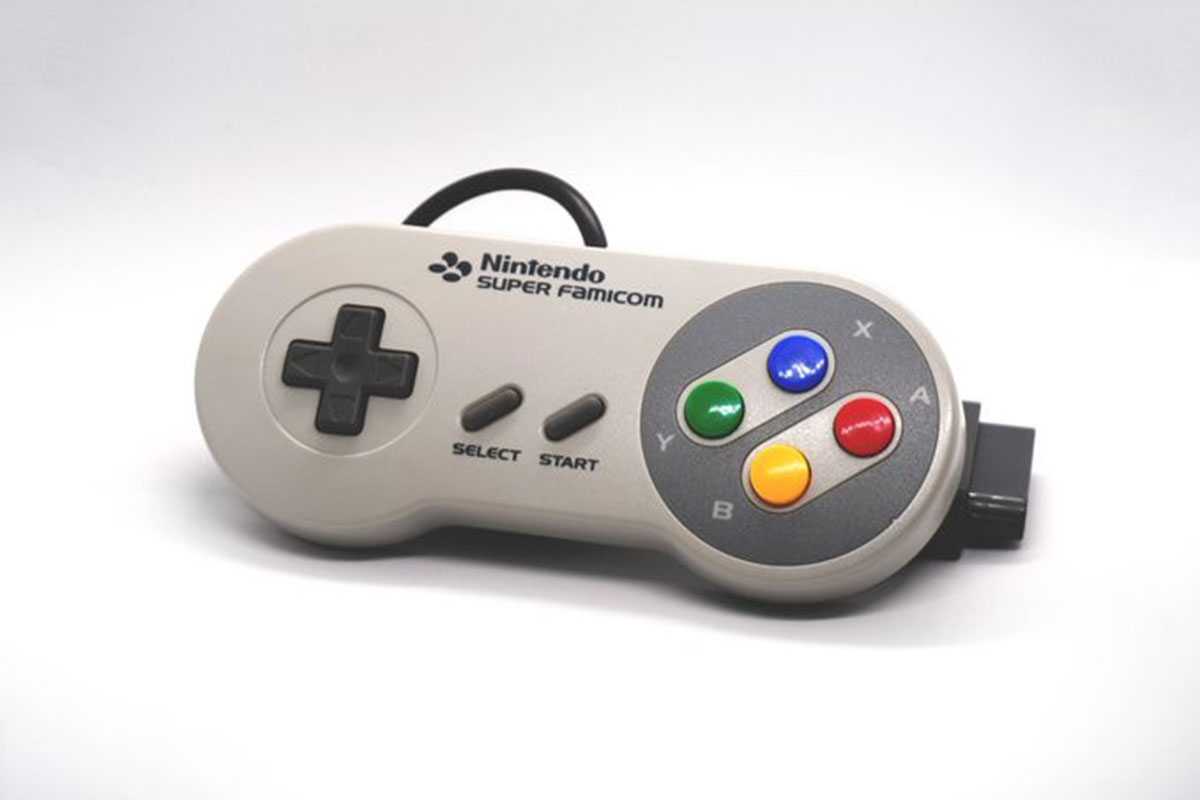 任天堂の旧作ゲーム機「スーパーファミコン」のコントローラー【写真:famichu(@famichu)さん提供】