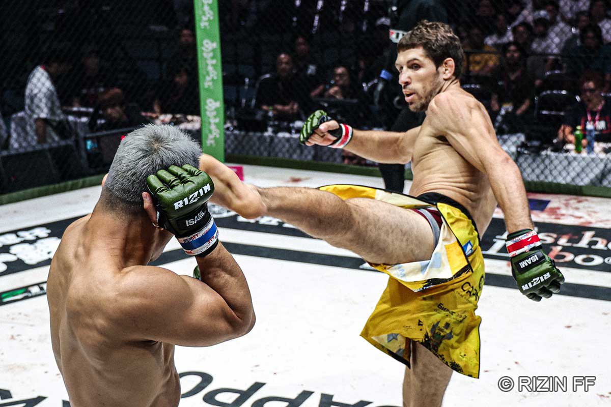 【RIZIN】コレスニックが衝撃の1RKO勝ち　サッカーボールキック葬で現役修斗王者は悶絶し号泣