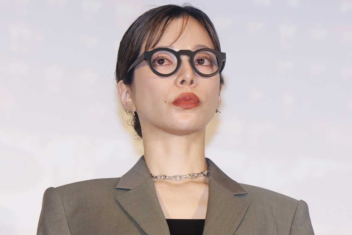 夫は7歳年下人気俳優　桜井ユキの腹チラショットにネット注目「ギャップ萌え」「かっこいい」